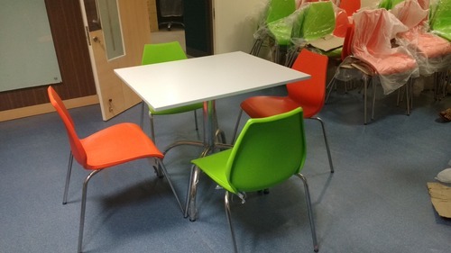 میز ۴ نفره پلاستیکی